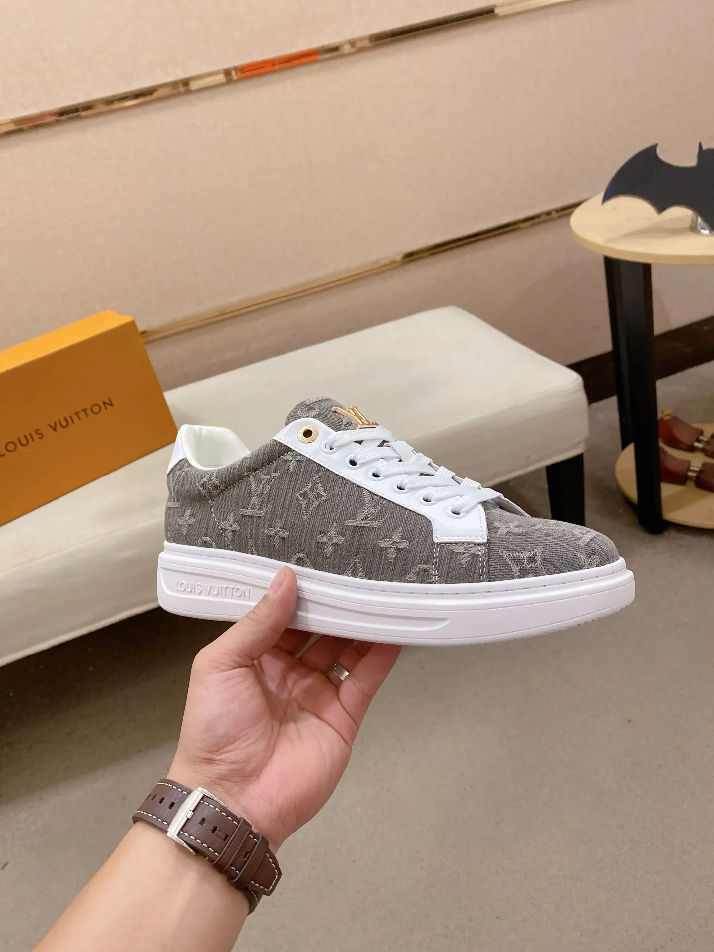 Men's shoes 💰: 400💰🎉🎉LV~Louis Vuitton trendy men's shoes New shipments Latest matching The same style as the official website Super high quality Hot sales of the season [strong] [strong] [strong] Selected first-layer cowhide, comfortable cowhide lining, original last, comfortable on the foot, wear-resistant rubber outsole Size number: 38-44.